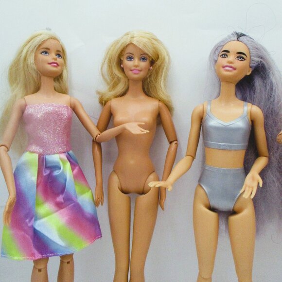 Lot Of 5 Barbie Dolls Made To Move Articulated Bodies Mix Styles Outfits Blonde - Picture 2 of 4